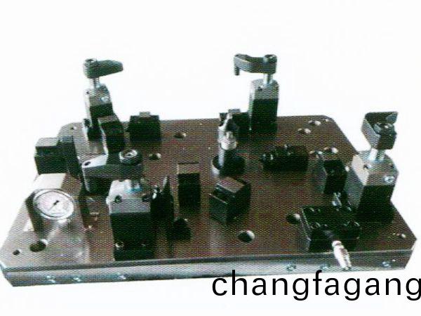 齒(chi)輪室罩蓋液(ye)壓裌具